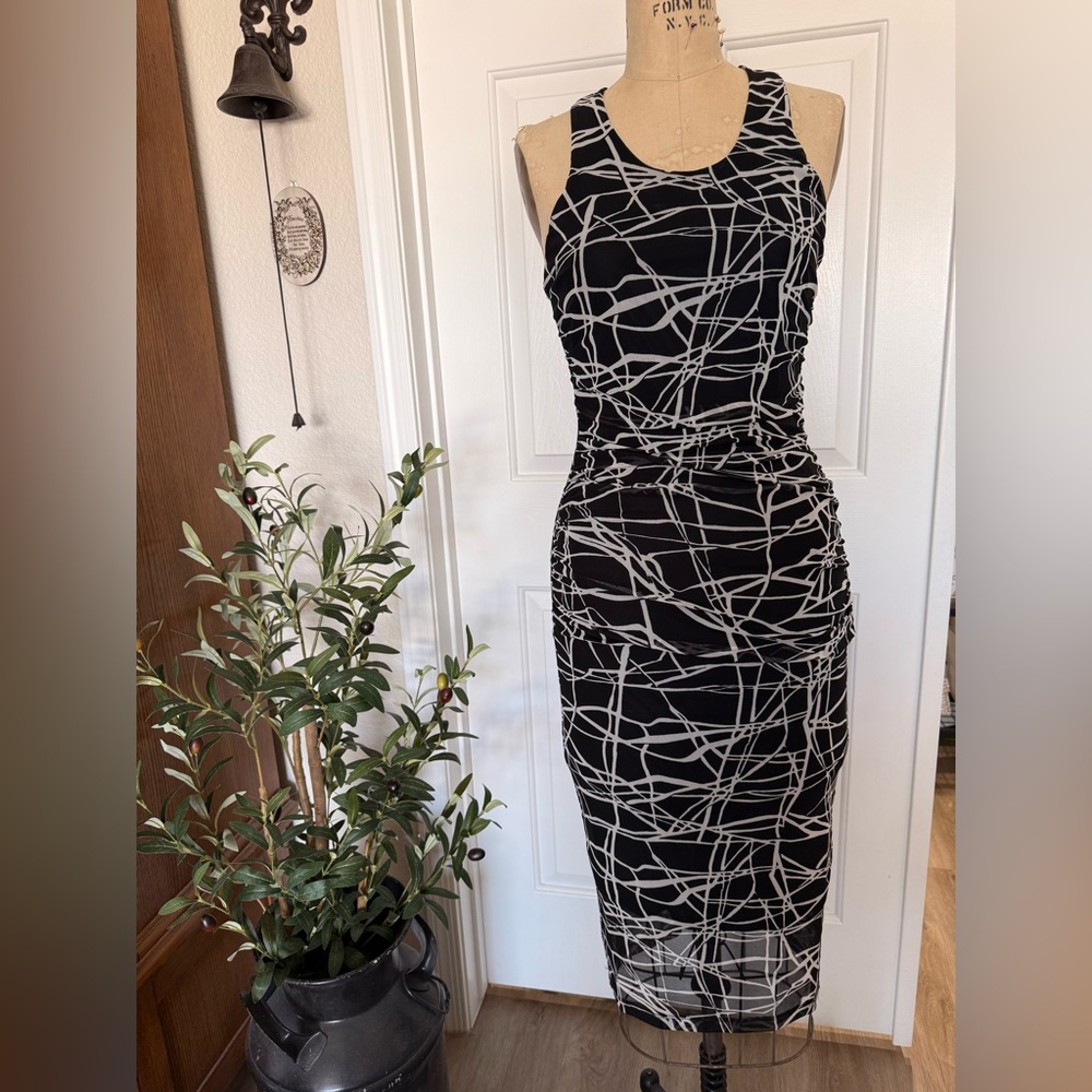 Nine West Black and White Abstract Racerback Midi Dress. Size S